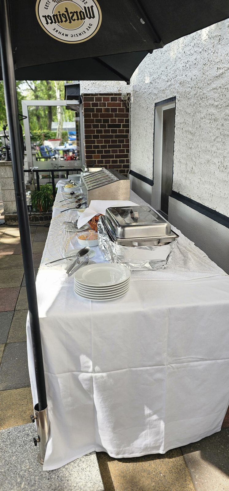 Aufgebautes Büfett auf der Terrasse