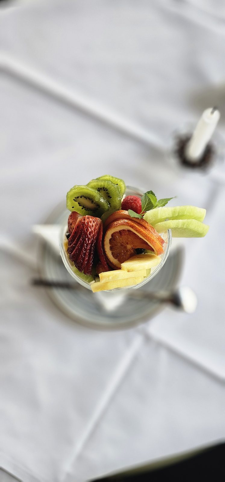 Eisbecher mit frischen Früchten