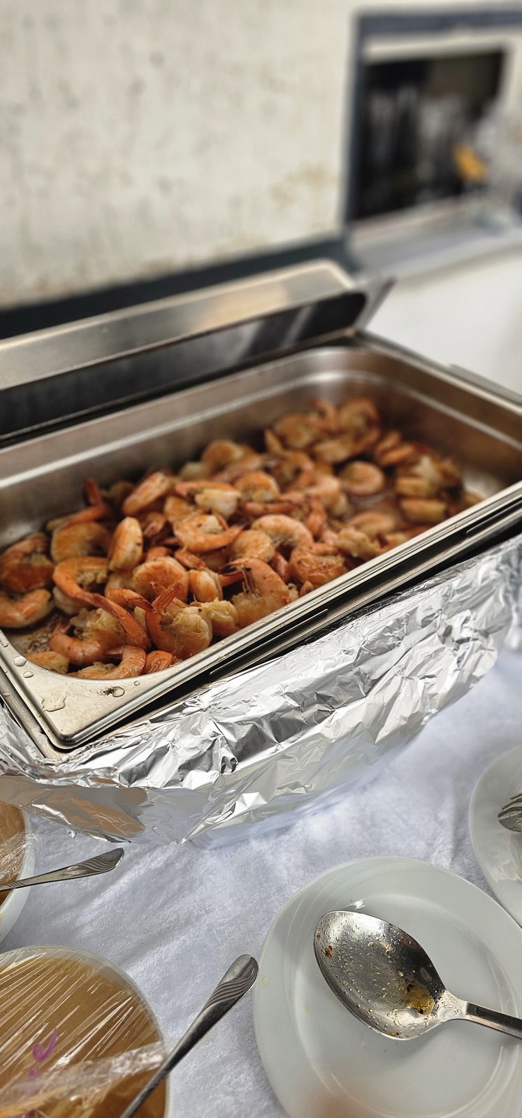 Büfett mit Scampi im Warmhaltebehälter