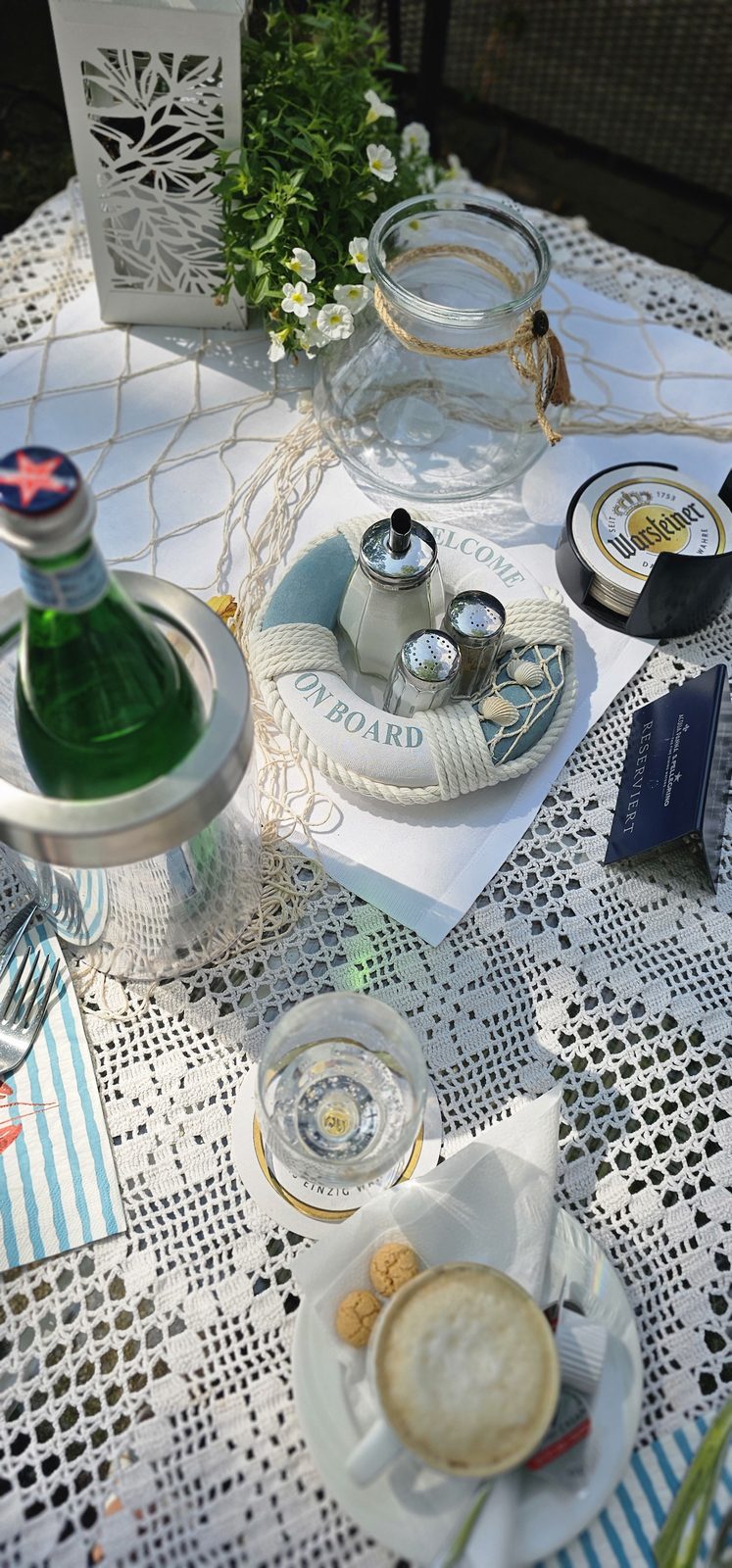 Maritim gedeckter Tisch mit „Welcome on Board“-Dekoration