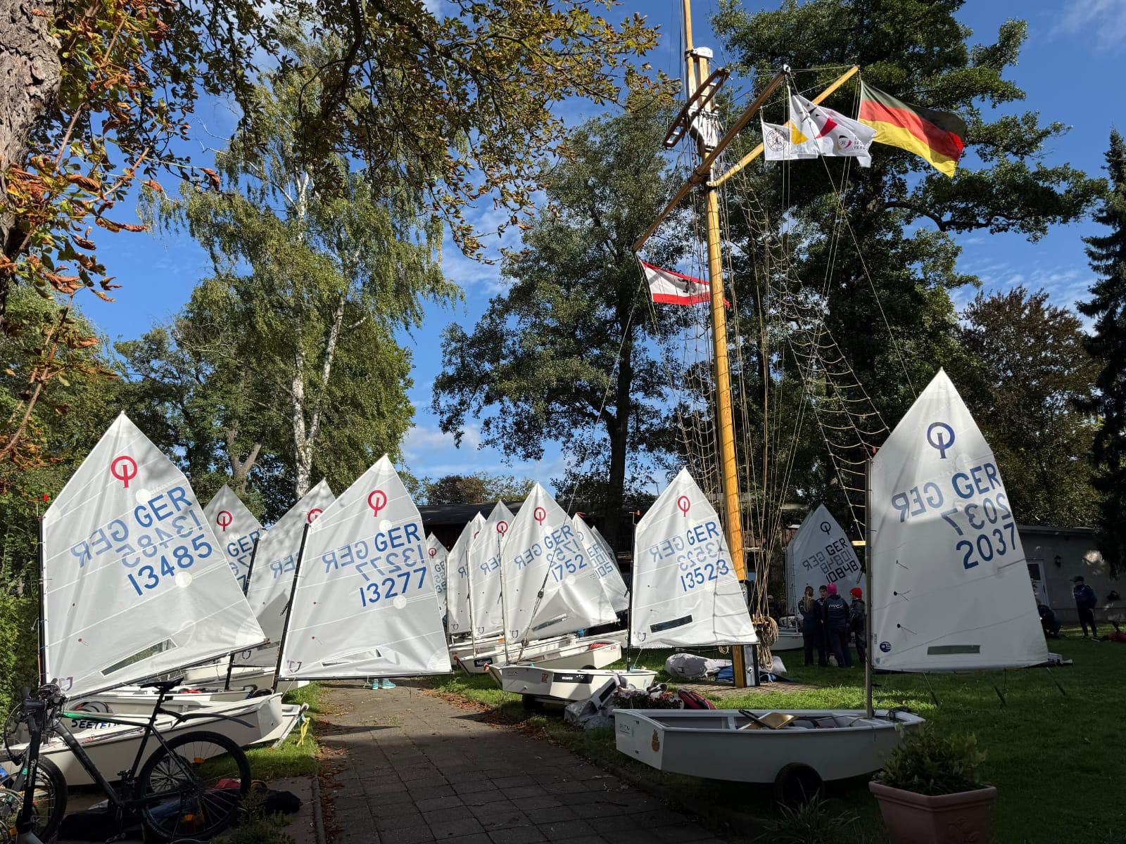 Optimist-Jollen des Joersfelder Segel-Clubs vor dem Flaggenmast an Land