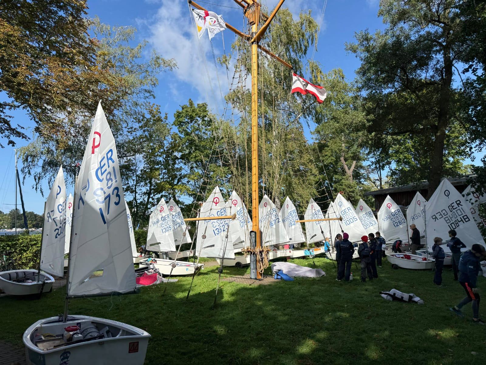 Aufgereihte Optimist-Jollen der Jugendabteilung auf dem Vereinsgelände