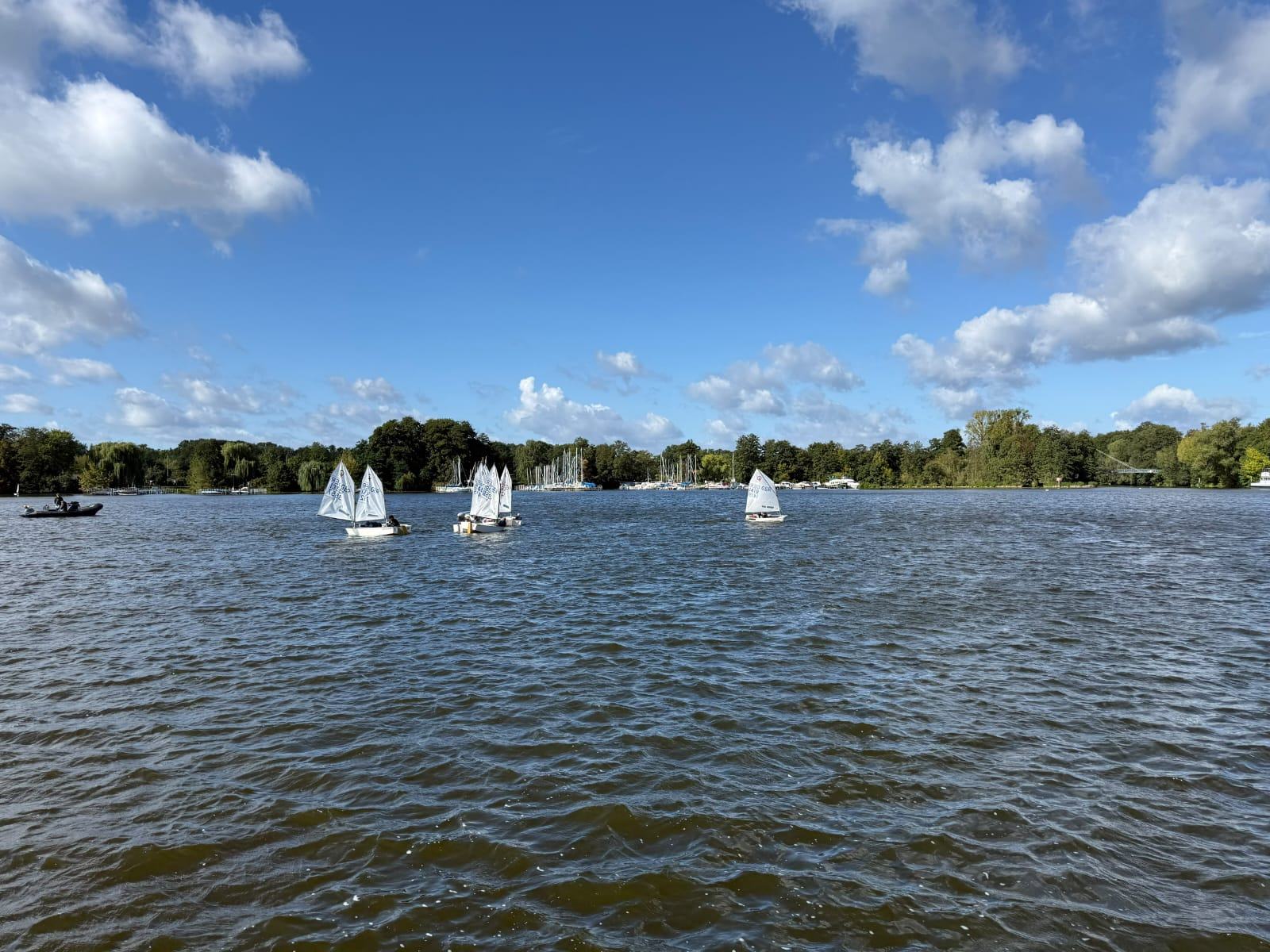 Optimist-Segler bei einer Ausfahrt auf der Havel