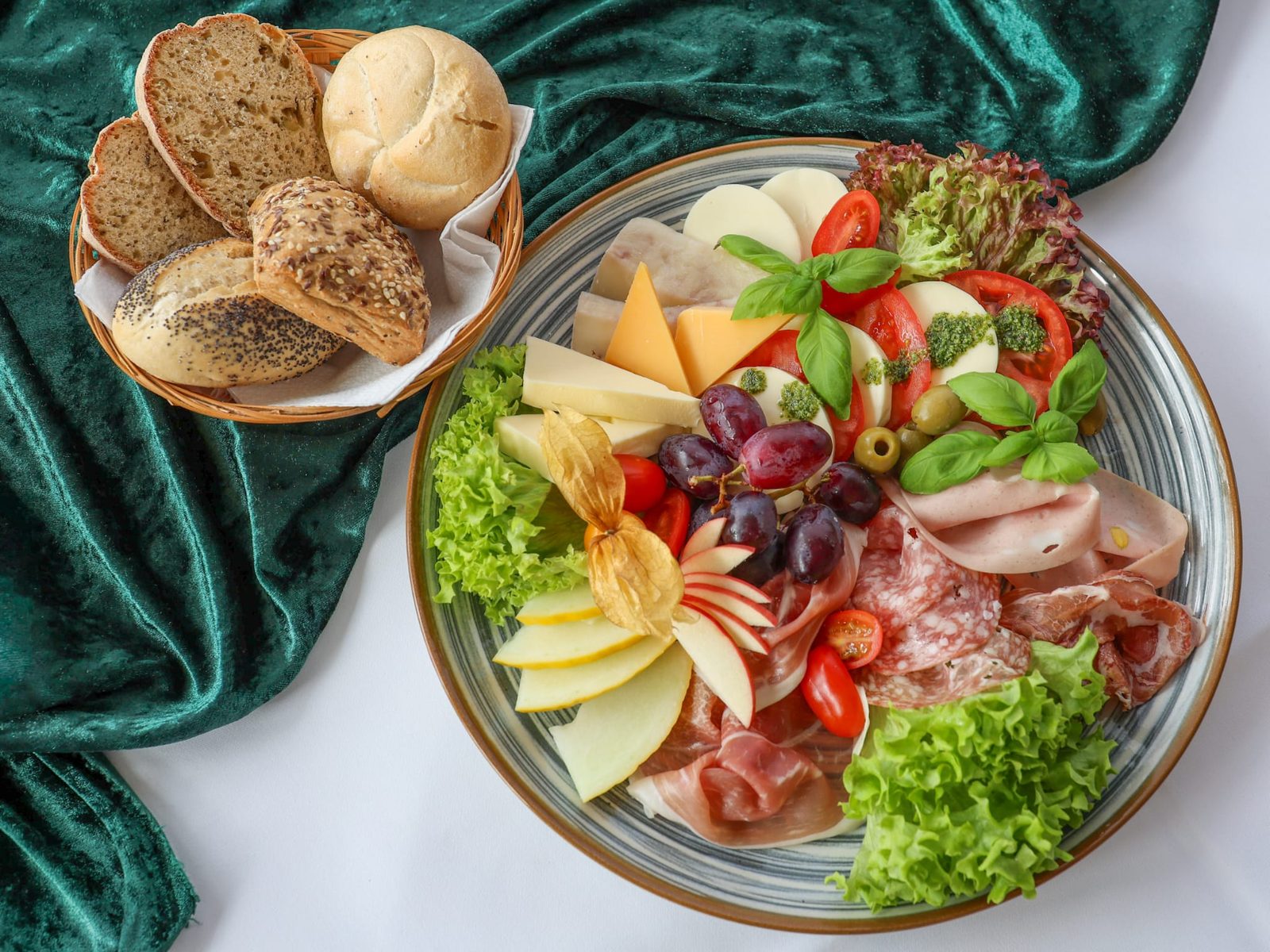 Vorspeisenplatte mit Schinken, Käse und Antipasti